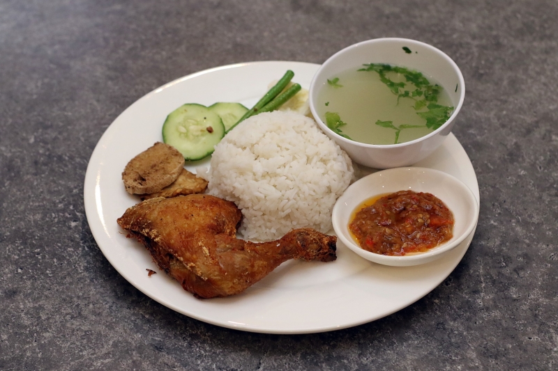 本地人最熟悉的印尼炸鸡，其道地风味比较偏乾。