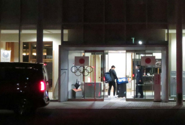 在早上6点，只见桃田乘坐商务车抵达东京都内的味之素国家训练中心。