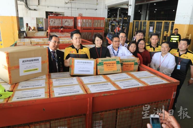 “支援武汉捐赠活动”获得国内生产商及民众支持，左起为依布拉欣、刘俊平和黄颖欣。