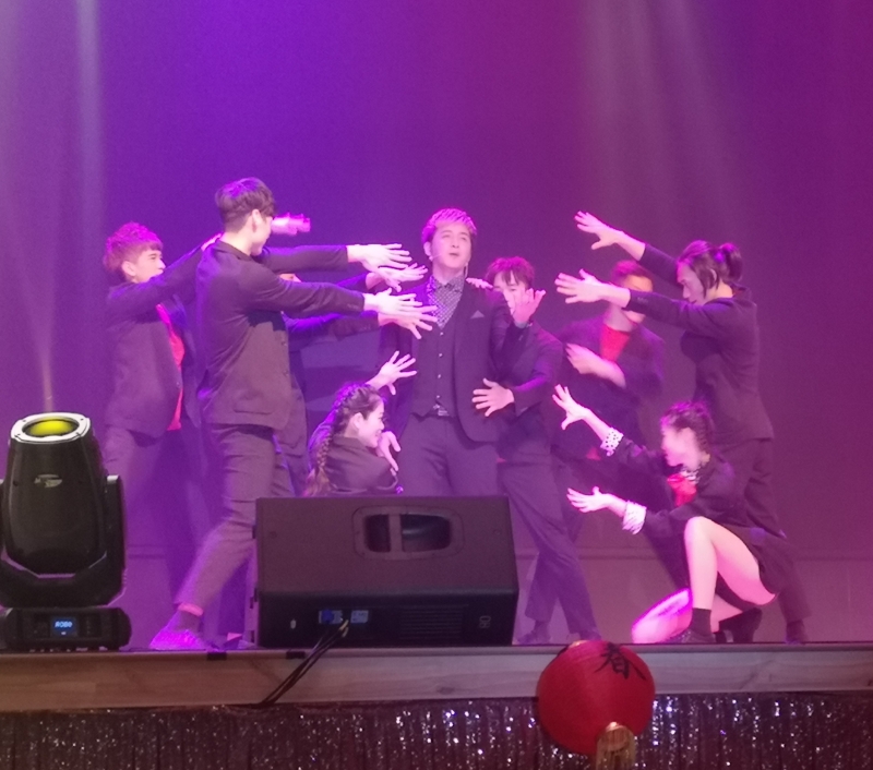 FOCA福尔摩沙马戏团也献唱多首朗朗上口的台湾年代经典歌曲，并获得全场大合唱。