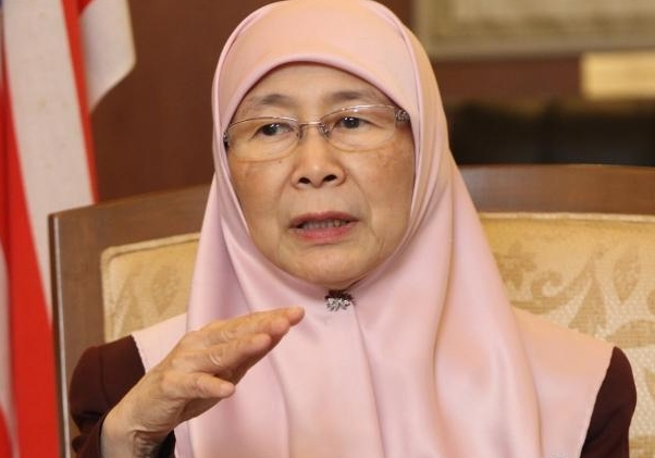 Wan Azizah says two of the 107 Malaysians returning from Wuhan present symptoms of 2019-nCoV. SIN CHEW DAILY Wan Azizah says two of the 107 Malaysians returning from Wuhan present symptoms of 2019-nCoV. SIN CHEW DAILY