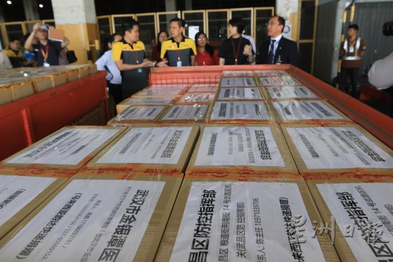 总值超过40万令吉的医疗物资，将直接送往武汉医院，解决当地医疗物资短缺的问题。