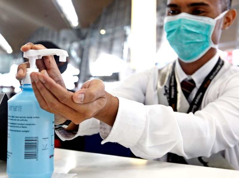 吉隆坡国际机场和第二吉隆坡国际机场将会各别置放洗手液，供搭客消毒双手。