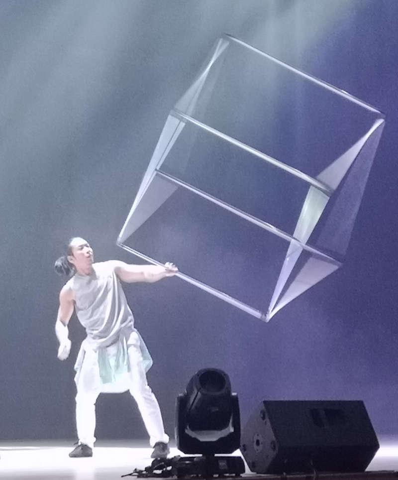 凭著一臂之力，表演者就能将巨型的“立方体”玩出十八般招式。