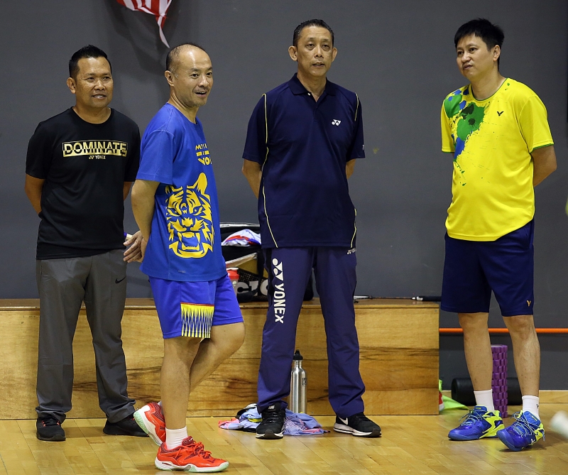 交棒米士本（右二）正式卸下国羽男队主教练职务，出任国青发展总监，印尼籍教练叶橙旺（左二）将上任男单主教练一职。

