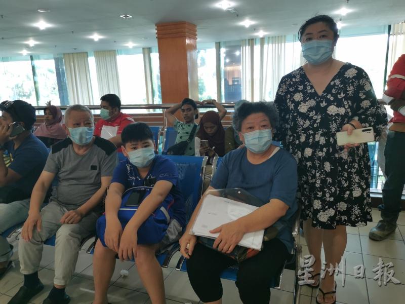 来自中国武汉市的陈微一家四口周二到沙巴移民局申请延长签证。
