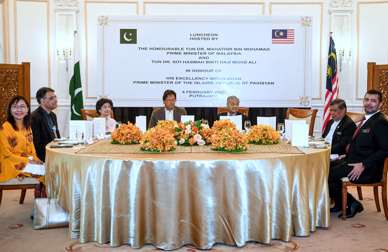 首相敦马哈迪（右三）与夫人茜蒂哈斯玛（左三）在首相官邸设午宴款待到大马进行两天工作访问的巴基斯坦总理伊姆兰汗（中）。左一是郭素沁，右一起为外交部副部长拿督马祖基和末沙布。 左一为郭素沁。