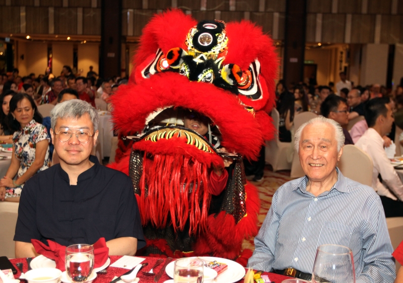 瑞狮为陈凯希（右）和儿子陈景岗献上新春祝福。