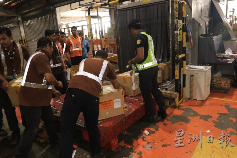 马航货运工作人员检查准备送往中国的医疗物资。