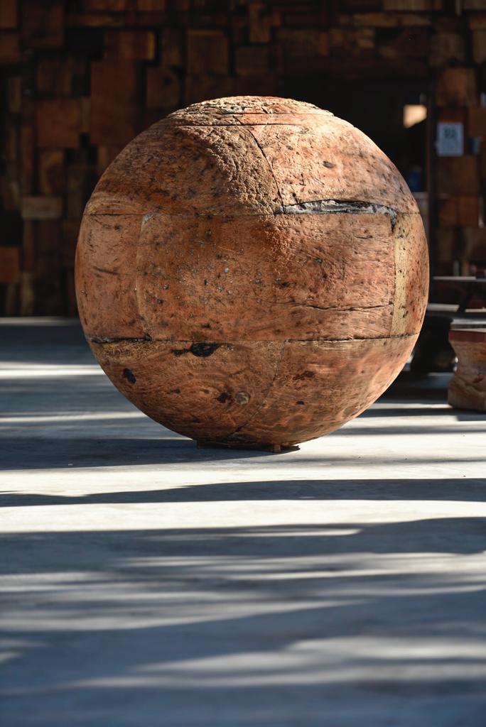 张信峰每年也会参与艺术展，每次都须筹划新的主题；图中的作品就是他利用超过半年的时间打造，从原本的60寸方形朽木，以手工切割及拼接成圆形，作品名为“月痕”。