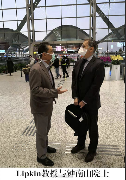 与钟南山在机场洽谈的是美国哥大传染病学教授W. Ian Lipkin，并非吉利德公司老总。（网络照片）