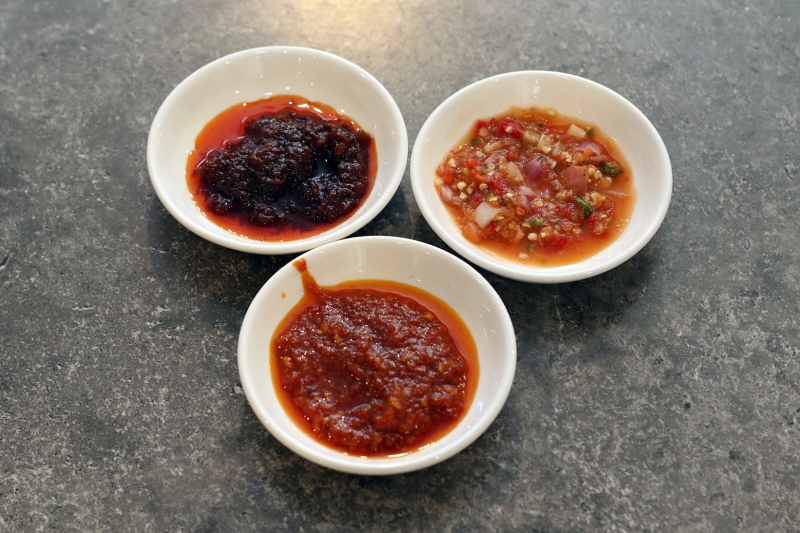 三种不同口味的参峇辣椒酱。