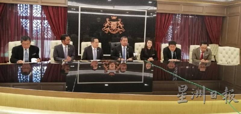 柔州州务大臣萨鲁丁(中)在多名行政议员陪同下，召开新闻发布会，宣布州政府决定展延2月内所有官方大型活动。