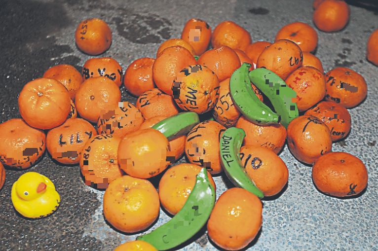 八打灵再也市政厅准备1200粒柑派发给参与元宵节抛柑活动的民众。