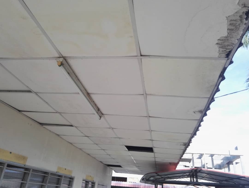 旧校舍天花板严重下垂，校方也担心会坍塌。