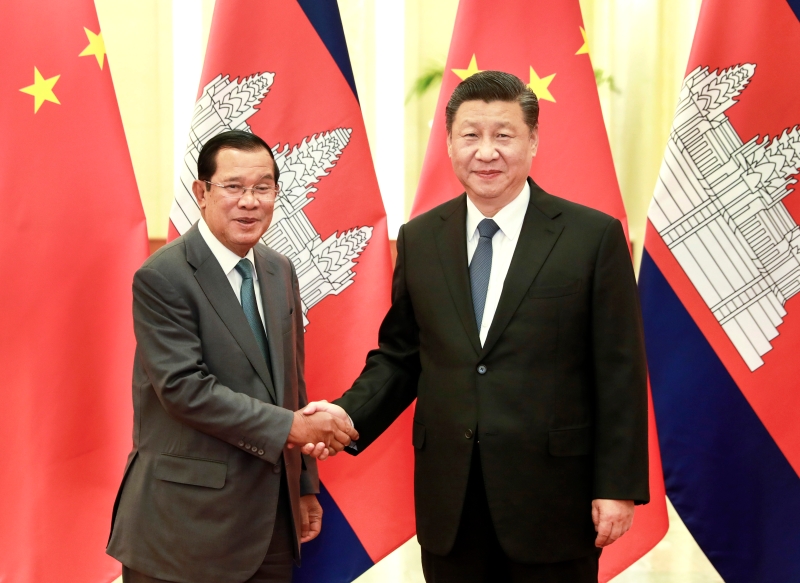 习近平（右）在北京人民大会堂接见洪森，向对方的“患难见真情”予以高度评价。（新华社照片）