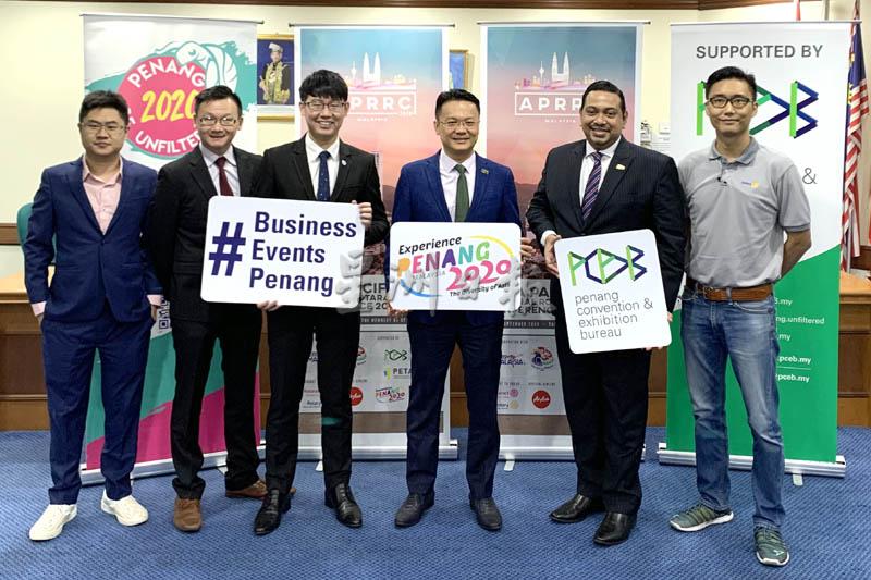 汪侠勋（左起）、邱君亿、林延威、杨顺兴、艾熙汶、谭荻缤为2020年亚太区扶轮社青年服务团大会（APRRC）宣传。