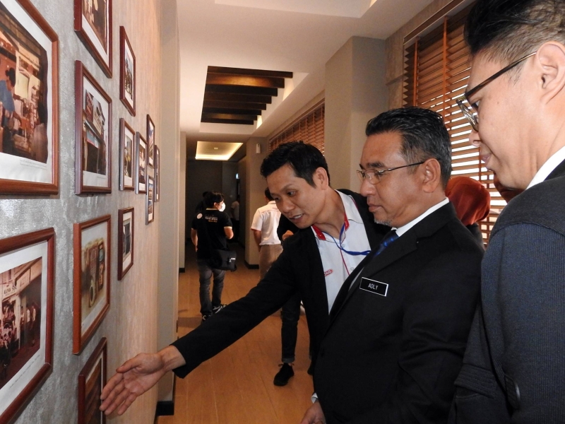 陈桂鑫（左起）向阿德里讲述益昌咖啡厂的历史。