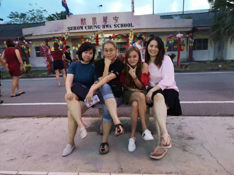 刘丽菁（右二）与当年六年级同在一班上课的老同学颜素菌（左起）、苏艾欣及颜晓玲（右一）一起回到母校“打卡”。