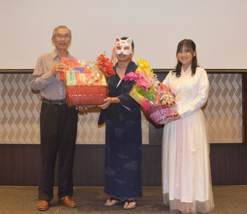 关中署理董事黄道坚（左）颁发全场教职员最佳男女服装奖，陈运斌（男）与罗海秋（女）。