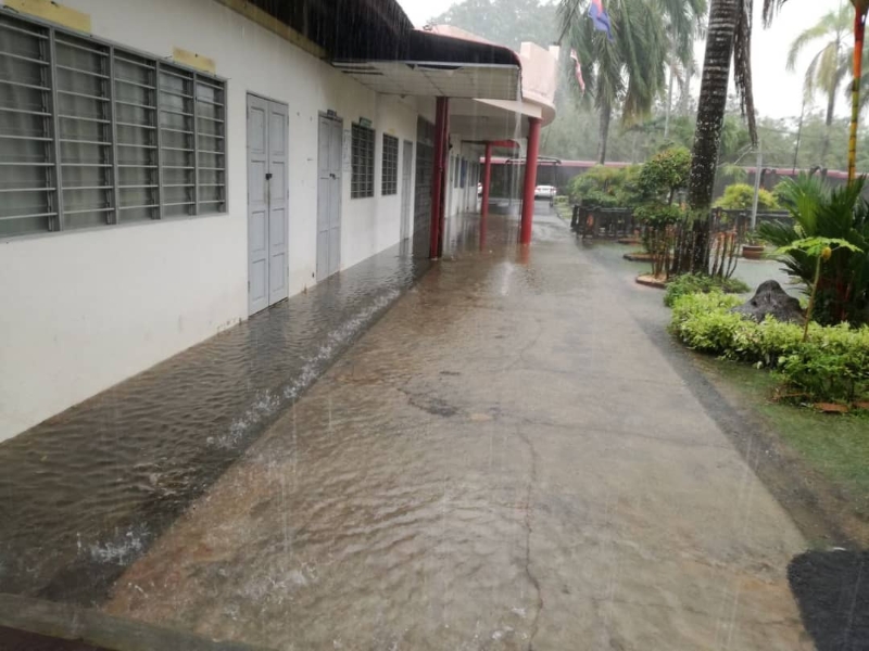 旧校舍面对“逢雨必灾”的问题，积水会倒灌流入课室内。
