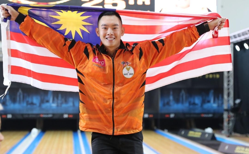 陈财政在去年亚洲赛夺得男子单人赛和全能赛2金后，手持国旗庆祝。
