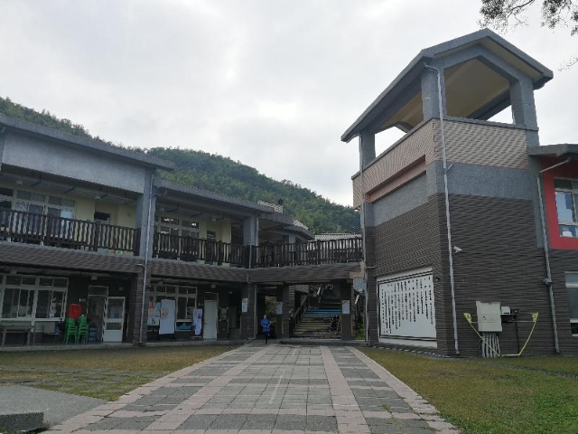 樟湖生态国中小校园分为三部分，包括行政区、教学区和生活区。