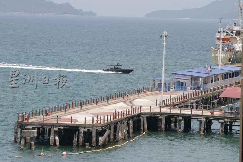 水警不停出动，载送警员到加雅岛上围捕枪手，以及封锁加雅岛的海面，不让枪手透过水路离开。 