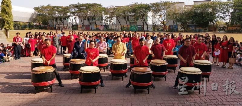 有董家教理事组成的鼓队，以二十四节令鼓的鼓声，为吉华K校新春庙会掀开序幕。