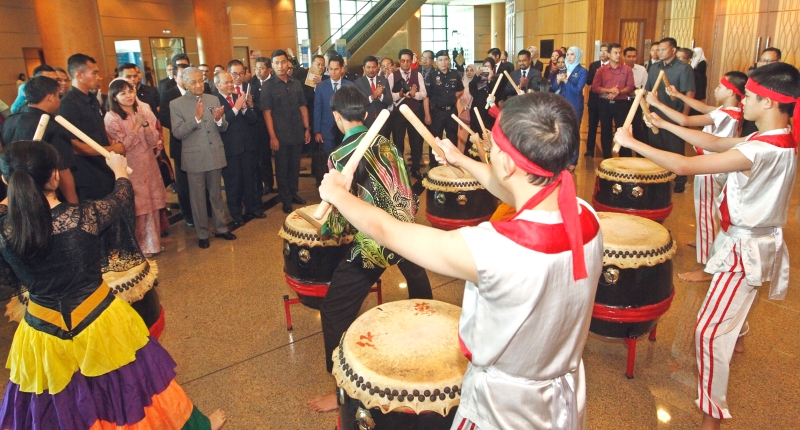马哈迪和副部长张念群（（面向镜头左二和左一）出席教育部献词和愿景仪式时，观赏廿四节令鼓表演。