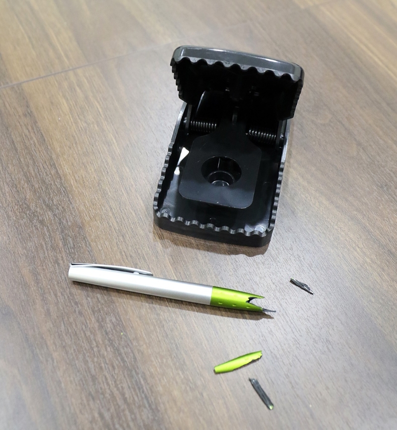 捕鼠夹的咬合力强，从断裂的原子笔就可窥见，因此捕鼠夹一般都会放置在容老鼠可进入的特制保险盒内，以免人们被误伤。