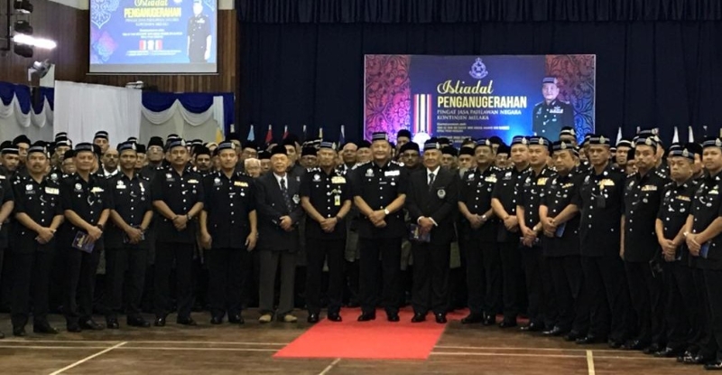 阿都哈密于活动后与各警官警员合影。