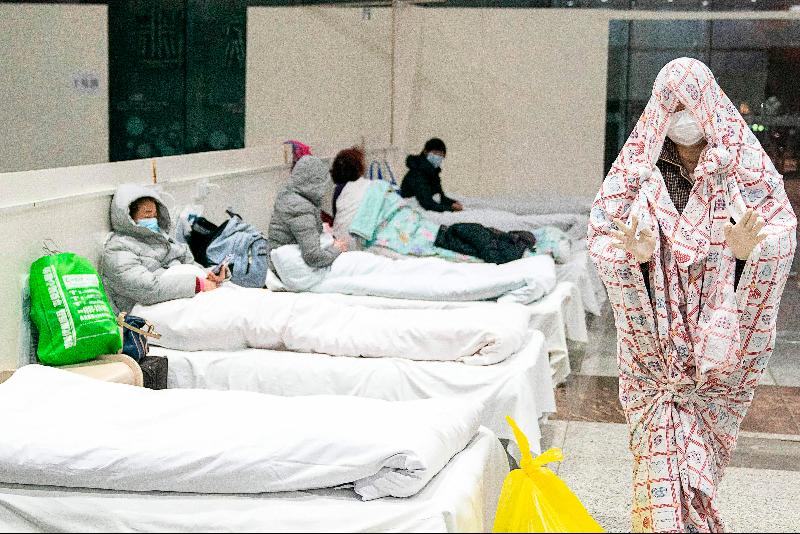 武汉江汉区方舱医院内的新型冠状病毒感染肺炎轻症患者。（图：法新社）