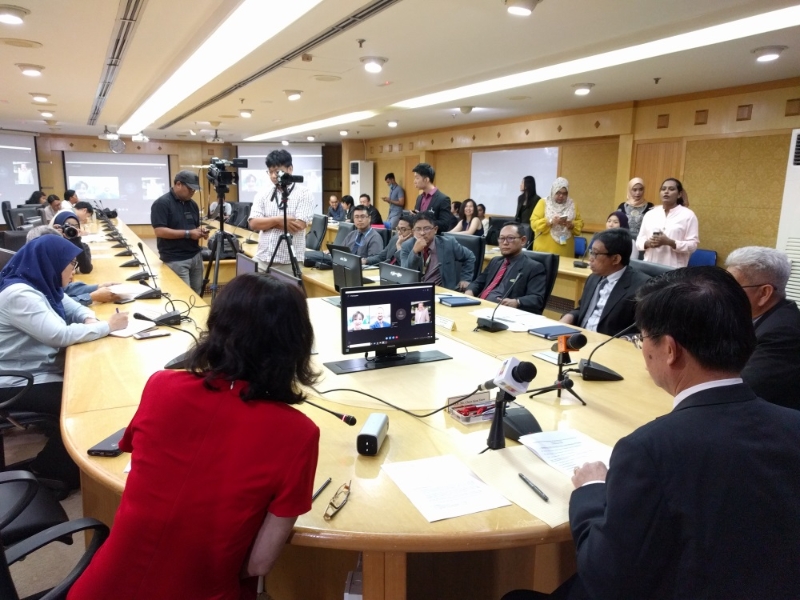 泛林集团全球运营高级副总裁凯文詹宁斯通过视讯与曹观友一起召开新闻发布会。