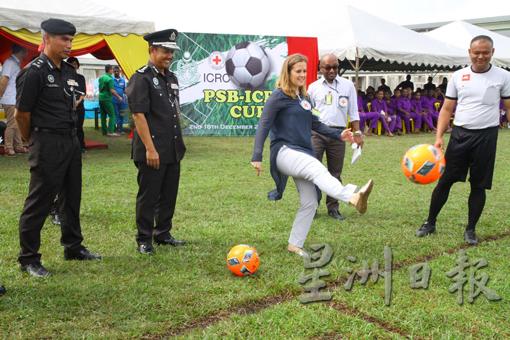 席琳主持此次足球赛的开球仪式。