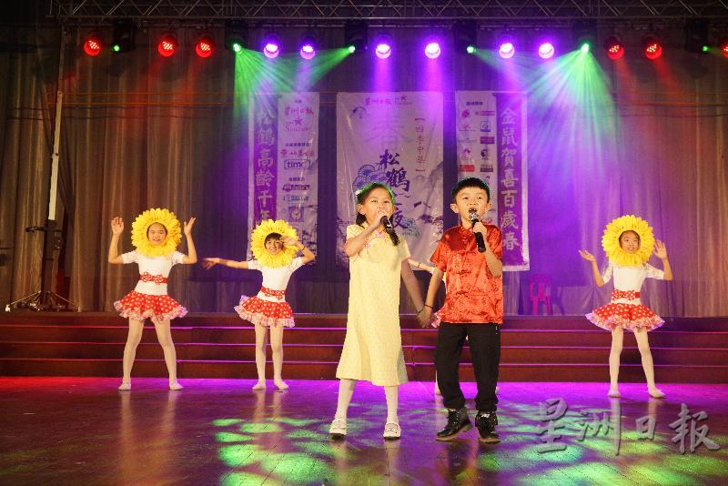 卜小婷歌唱学院小学员呈献精彩的歌舞表演