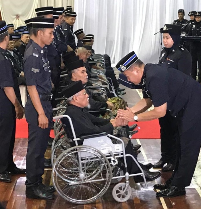 阿都哈密颁发勋章给予各退休警员。 阿都哈密颁发勋章给予各退休警员。