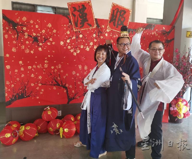 穿越时空的古人，左起是老师陈桂枝、罗永忠及黄瑞华。