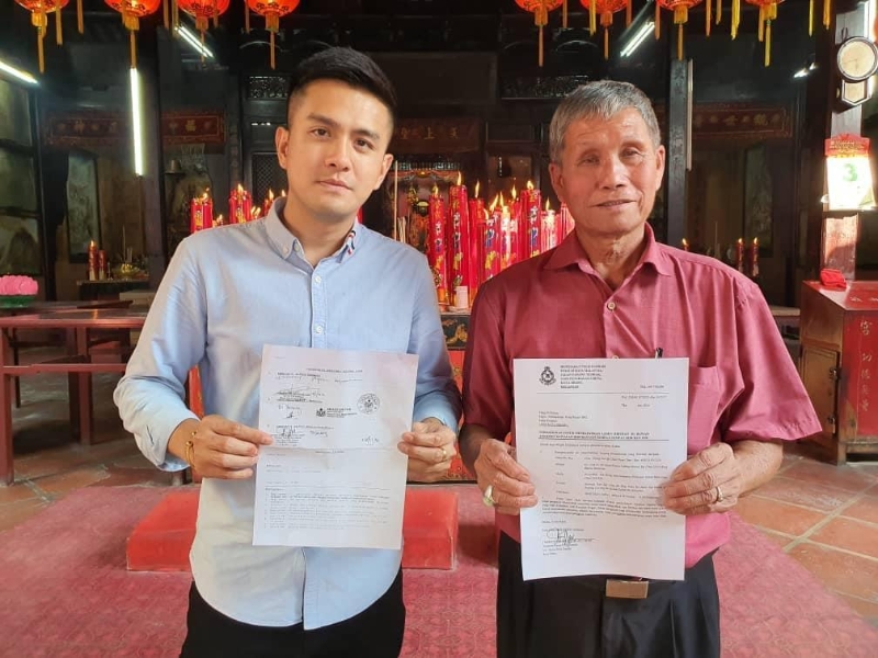 颜宏威（左）通过蔡长镇向交警、哥打峇鲁警局及哥打峇鲁市议会取得游神活动的批准及支持信。