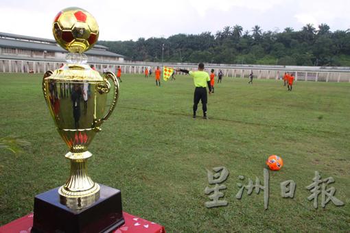 足球赛奖杯由吉隆坡红十字国际委员会赞助，同时也赞助足球、球衣、球鞋，提升比赛素质。