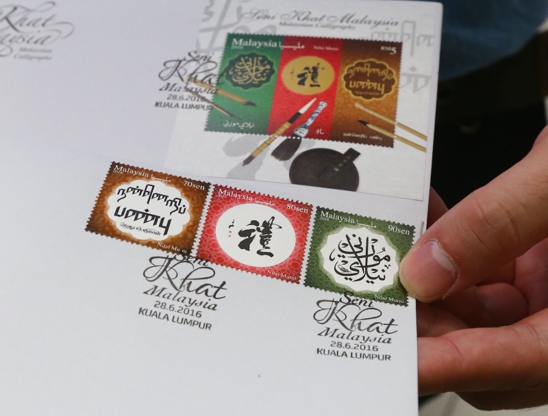 集邮发烧友特地携带邮政公司于2016年6月28日推出的第一系列书法邮票首日封，以贴上新购的第二系列书法邮票，凑足双系列的邮票，特别有意思。（图：星洲日报）