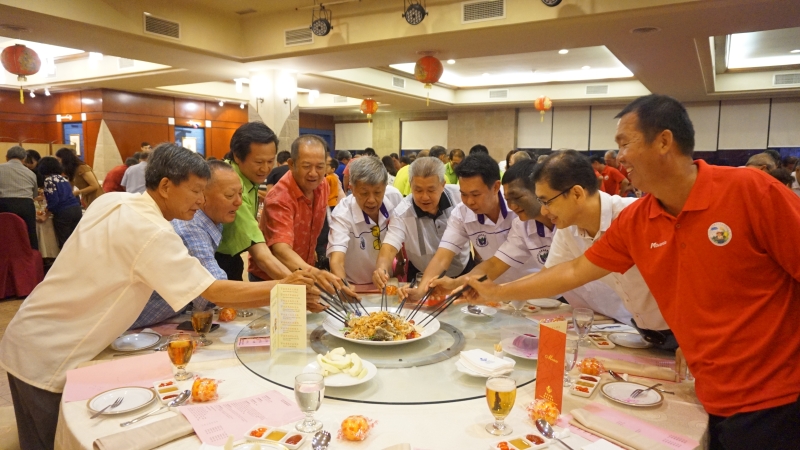 全体嘉宾在会上一起捞鱼生，庆贺新年；左六起陈苏潮及郑荣侨。