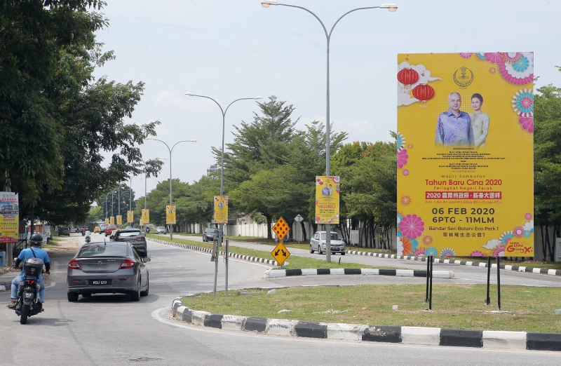 为了迎接2020霹雳州政府新村大团拜，从务边路进入翠林城直到会场沿路提升了安全设备，并挂上欢迎苏丹伉俪驾临的横幅与海报。