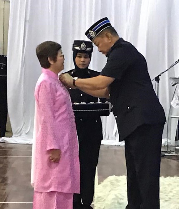 阿都哈密表彰有功警察。 阿都哈密表彰有功警察。
