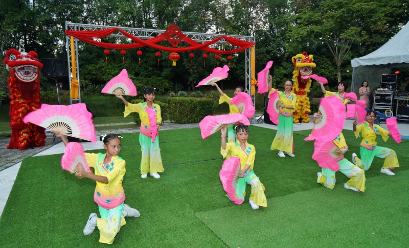 小小的舞蹈员挥动粉扇，以中华传统舞蹈表演迎接各族来宾。