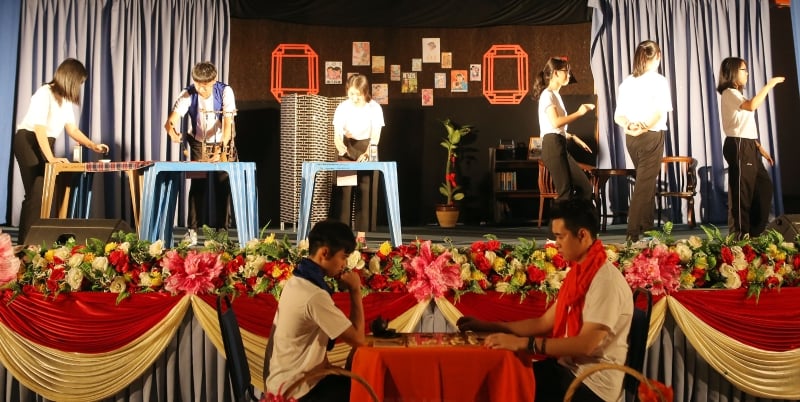 学员们用戏剧方式，带出中华传统文化艺术中的书法、太极拳、象棋、茶艺。