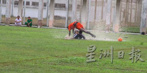 12月雨季，草地处处积水，球员奔跑、抄截都要特别小心。
