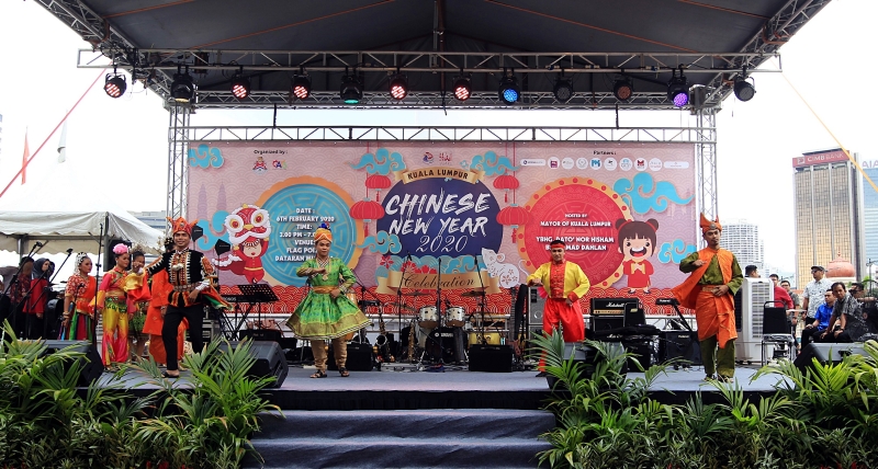
吉隆坡市政局配合新春活动安排民族舞蹈表演，与游客同庆春节。