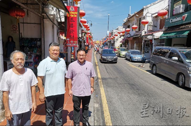 颜天禄（右起）、蔡永泉及洪宝进呼吁鸡场街商家共赴时艰。