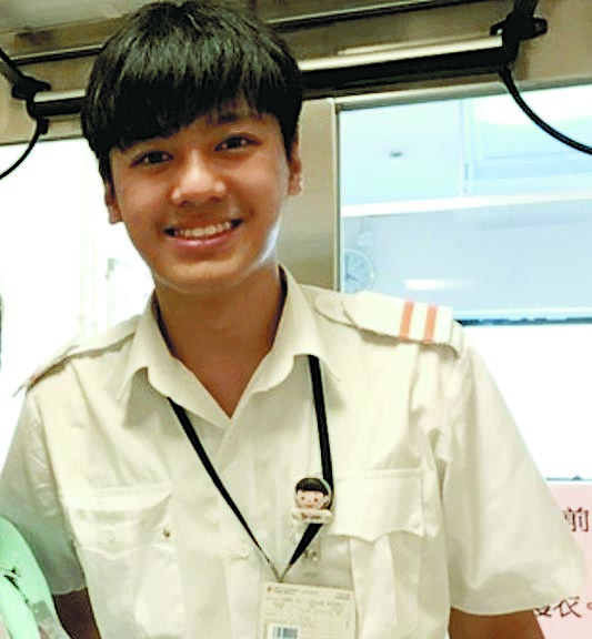 江华的大儿子陈耀淙自荐到隔离病房工作，照顾患疫病人。
